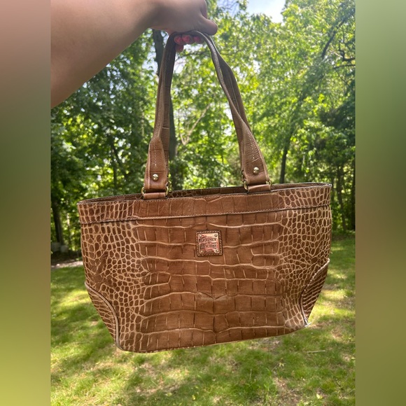 Dooney & Bourke Tan Crocodile Texture Tote Bag **Heavy Wear** - Picture 2 of 15